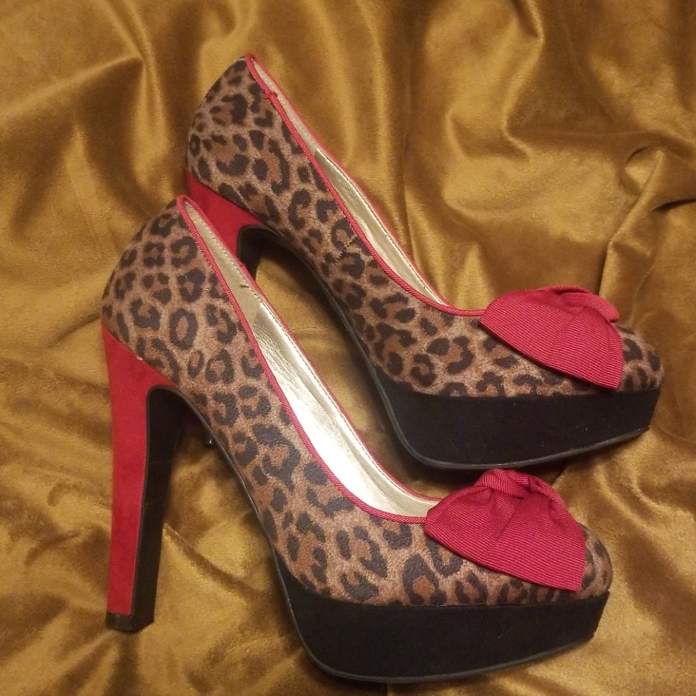 Guess Leopard print heels